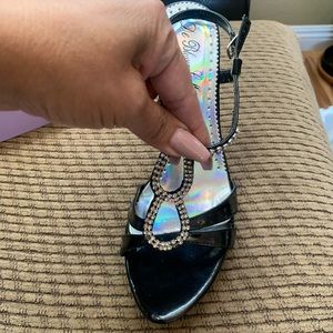 Beautiful shoes 👠 black size 9 new never used,